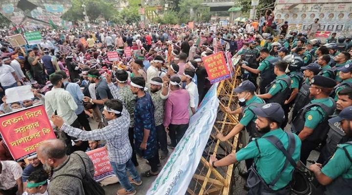 ১৫ দিনের আল্টিমেটাম দিয়ে সড়ক ছাড়ল আউটসোর্সিং কর্মীরা