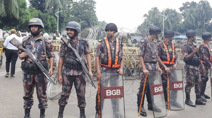 বঙ্গভবনের সামনে কাঁটাতারের বেড়া, ২ প্লাটুন বিজিবি মোতায়েন