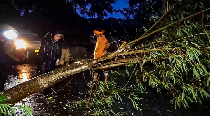 ওড়িশার উপকূলে আছড়ে পড়েছে দানা, ভারী বৃষ্টিপাত