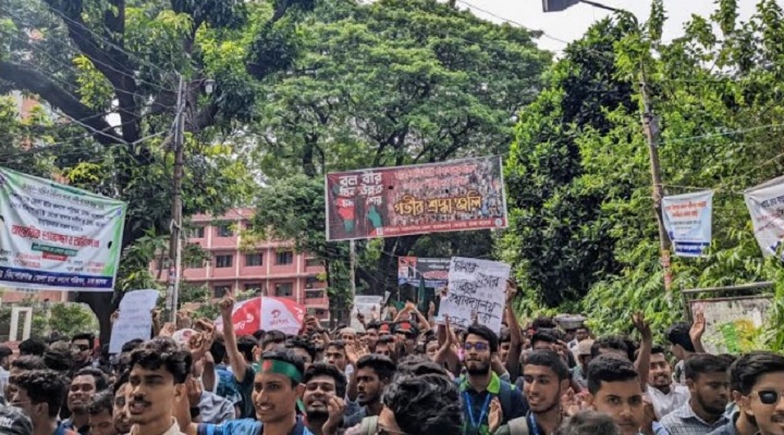 ক্লাস-পরীক্ষা বর্জন করে ৭ কলেজ শিক্ষার্থীদের বিক্ষোভ