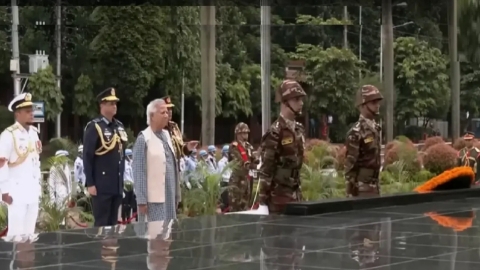 শিখা অনির্বাণে পুষ্পস্তবক অর্পণ করছেন প্রধান উপদেষ্টা।  ছবি: সংগৃহীত 