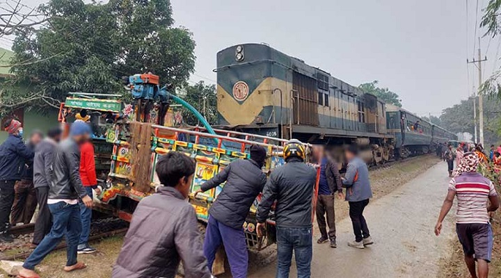 রেল ক্রসিংয়ে ট্রেনের ধাক্কায় অটোরিকশার ৫ যাত্রী নিহত