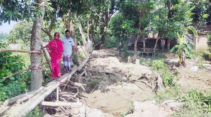 ছবি:  রাউজানে বন্যায় ভাঙ্গা এলজিইডির সড়কে সাকোঁ দিয়ে পারাপার করছেন স্থানীয় বাসিন্দারা।