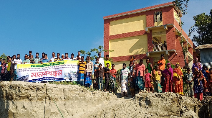 ছবি: ব্রহ্মপুত্র নদের ভাঙ্গন রোধের দাবীতে মানববন্ধন