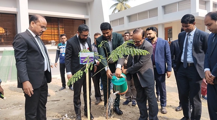 মানিকগঞ্জ পরিদর্শন করলেন ঢাকা বিভাগীয় কমিশনার 