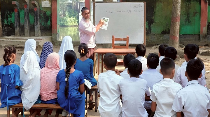 মুরাদনগরে প্রাথমিক বিদ্যালয়ে শিক্ষার্থীদের খোলা আকাশের নিচে চলচ্ছে পাঠদান। ছবি: প্রতিনিধি