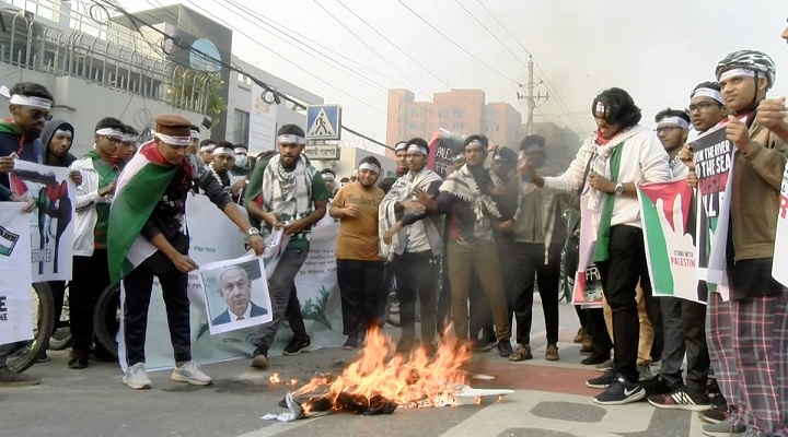 ঢাবিতে ইসরায়েলের প্রধানমন্ত্রীর কুশপুত্তলিকা দাহ