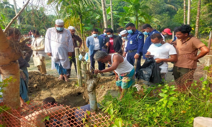 কবর থেকে লাশ উত্তোলন করা হচ্ছে। ছবি: প্রতিনিধি