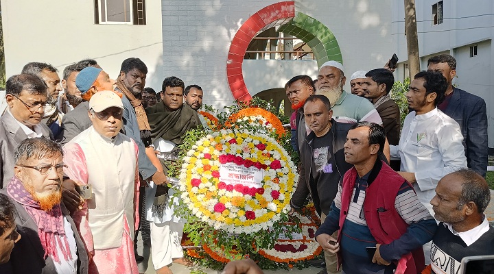 মহান বিজয় দিবস উপলক্ষে মতলব উত্তর উপজেলা পরিষদ কমপ্লেক্সে শহিদ স্মৃতিস্তম্বে পুস্পস্তবক অর্পন করেন জেলা বিএনপির যুগ্ম সাধারণ সম্পাদক তানভীর হুদা ও নেতৃবৃন্দ।