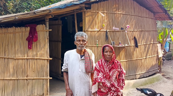 শুনেছি গরিবদের সরকার ঘর দেয়। আমাদের জন্য যদি একটা ঘর হতো, শেষ বয়সে একটু শান্তিতে থাকতে পারতাম। ছবি: মন্টু দাস ও তাঁর স্ত্রী।