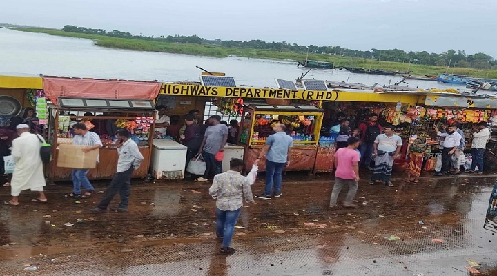 ছবি: ফেরীর যাত্রী ছাউনি দোকানদারদের দখলে