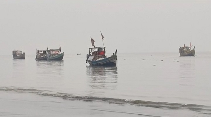 নিম্নচাপের প্রভাবে উপকূলে গুঁড়ি গুঁড়ি বৃষ্টি, জনজীবনে ভোগান্তি