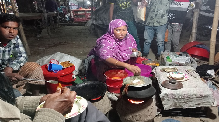 কালাইয়ে শীতের আগমনে জমে উঠেছে পিঠা বিক্রির ধুম