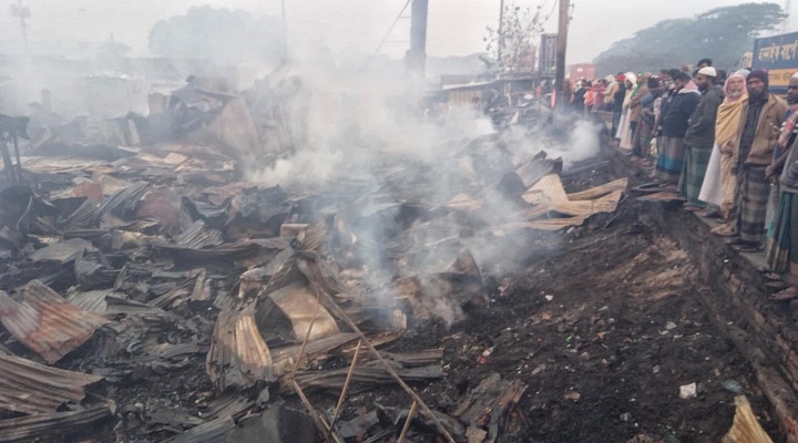 ছবি: সোমবার সকাল ৮টায় আগুনে পুড়ে যাওয়া ধ্বংসস্তূপ দেখছেন স্থানীয়রা 