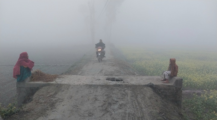 ফুলবাড়ীতে কনকনে ঠান্ডা, হিমেল বাতাসে বিপর্যস্ত জনজীবন