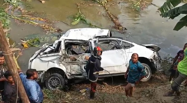 ট্রেনের ধাক্কায় ক্ষতিগ্রস্ত মাইক্রোবাস। ছবি: সংগৃহীত