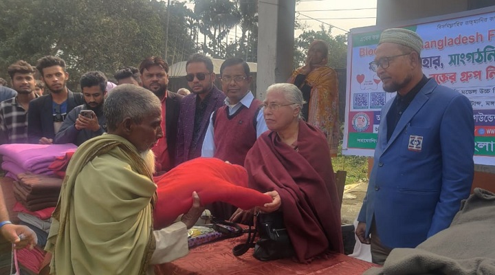 রক্তসৈনিক বাংলাদেশ ফাউন্ডেশনের উদ্যোগে শীতবস্ত্র বিতরণ । ছবি: প্রতিনিধি