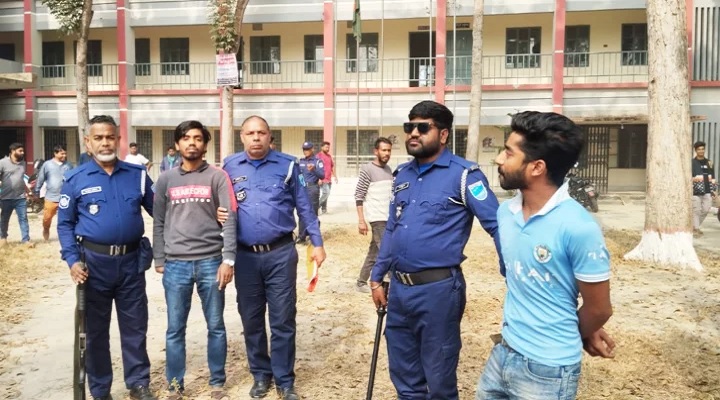 ছাত্রদল পরিচয়ে কলেজে প্রবেশ, ছাত্রলীগ ২ নেতাকে পুলিশে দিলো শিক্ষার্থীরা