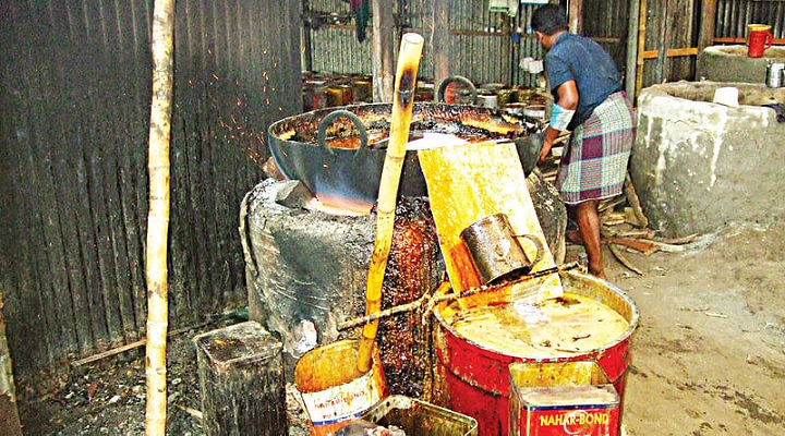 ছবি: বাঞ্ছারামপুরের উজানচরে ভেজাল গুড় তৈরির