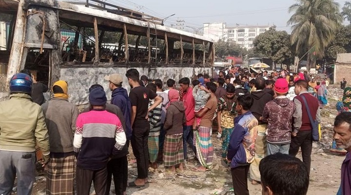 বাস-অ্যাম্বুলেন্স সংঘর্ষের আগুনে পুড়লো ৫০টি ছাগল