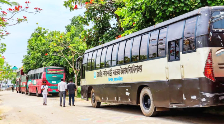 ক্যাম্পাস টু ঢাকা বাস চায় নজরুল বিশ্ববিদ্যালয়ের শিক্ষার্থীরা