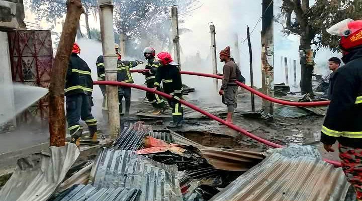 লোহাগাড়ায় অগ্নিকাণ্ডে পুড়ে ছাই ১৭ দোকান