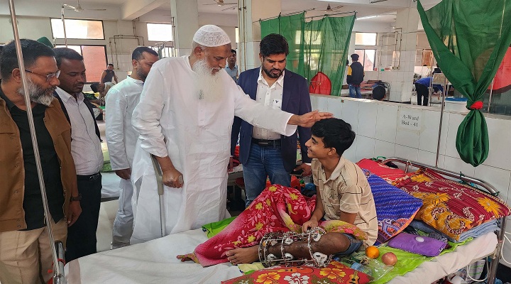 ‘আন্দোলনে আহতদের হাসপাতালে দেখে প্রতিদিন উপদেষ্টাদের অফিসে যাওয়া উচিত’