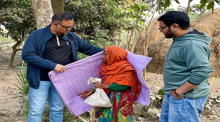 নওগাঁয় জেলা প্রশাসকের ৭০ হাজার শীতবস্ত্র বিতরণ