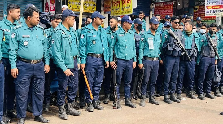 নীলক্ষেত মোড়ে অতিরিক্ত পুলিশ মোতায়েন