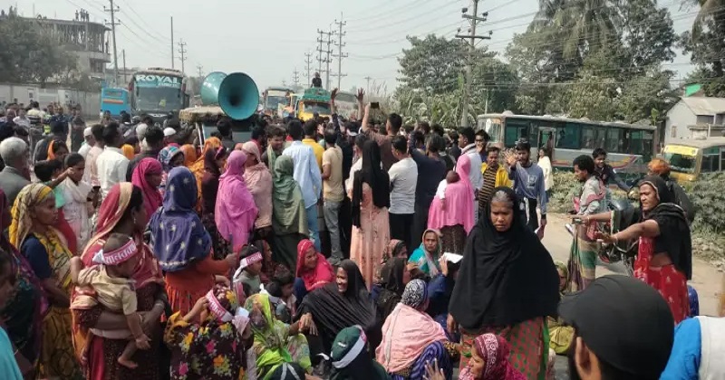 পুরোনো সড়ক পুনরুদ্ধারের দাবিতে ঢাকা-আরিচা মহাসড়ক অবরোধ