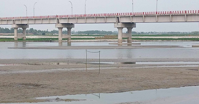 তিস্তায় হাটু পানি, পায়ে হেঁটে নদী পর