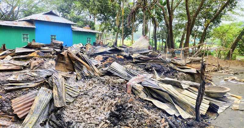 আগুনে পুড়ে যাওয়া বাড়ির ধ্বংসাবশেষ | ছবি: প্রতিনিধি