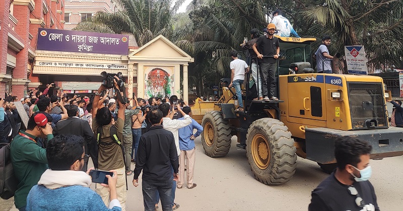 আদালতে গুড়িয়ে দেওয়া হল শেখ মুজিবের ম্যুরাল। ছবি : প্রতিনিধি