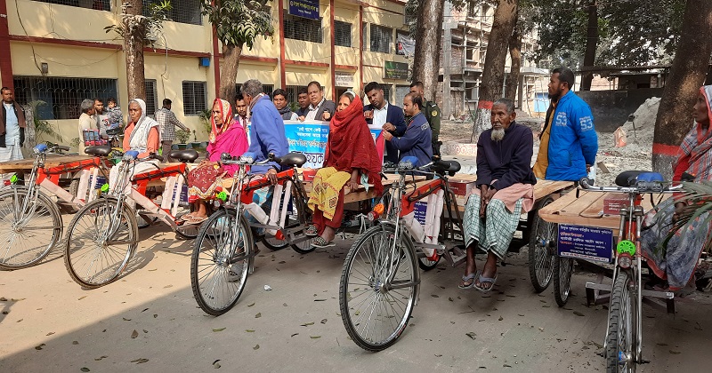 ভিক্ষাবৃত্তি থেকে বিরত রাখতে ৫ ভিক্ষুককে রিকশাভ্যান প্রদান। ছবি: প্রতিনিধি