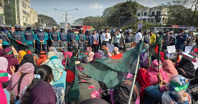 শাহবাগে প্রাথমিক শিক্ষকদের ওপর পুলিশের জলকামান নিক্ষেপ