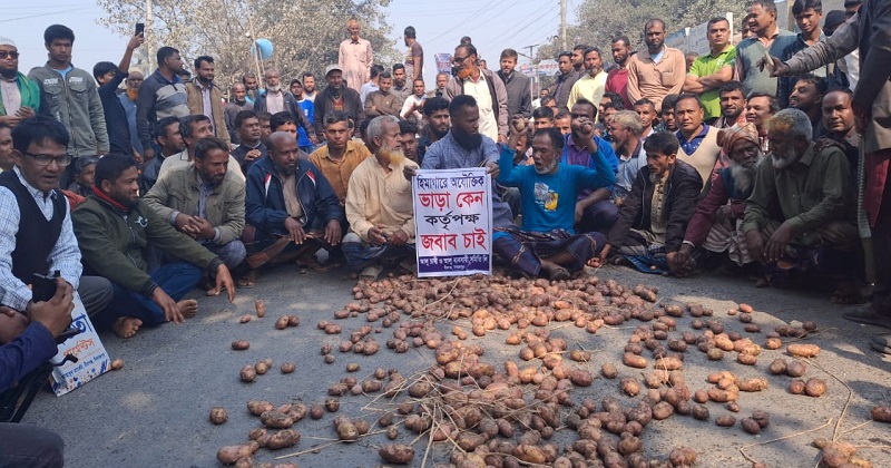 অতিরিক্ত ভাড়ার প্রতিবাদ ও ন্যায্য ভাড়া নির্ধারণের দাবিতে প্রতিবাদ সমাবেশ। ছবি: প্রতিনিধি