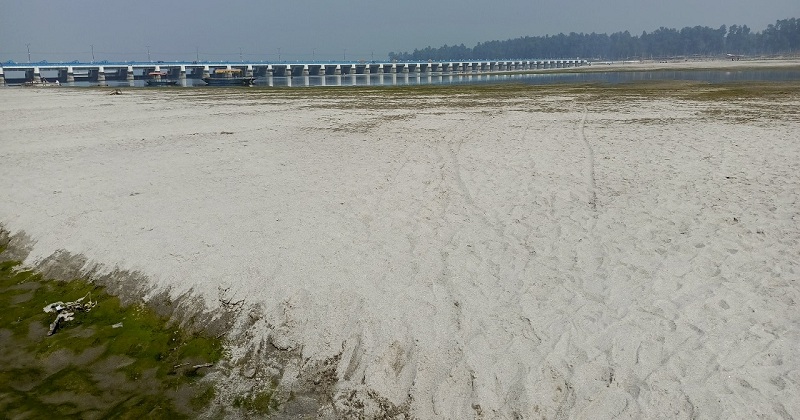 তিস্তা নদীর প্রায় ১শত ১৫ কিলোমিটারজুড়ে এখন ধু ধু বালুচরে পরিণত হয়েছে। 