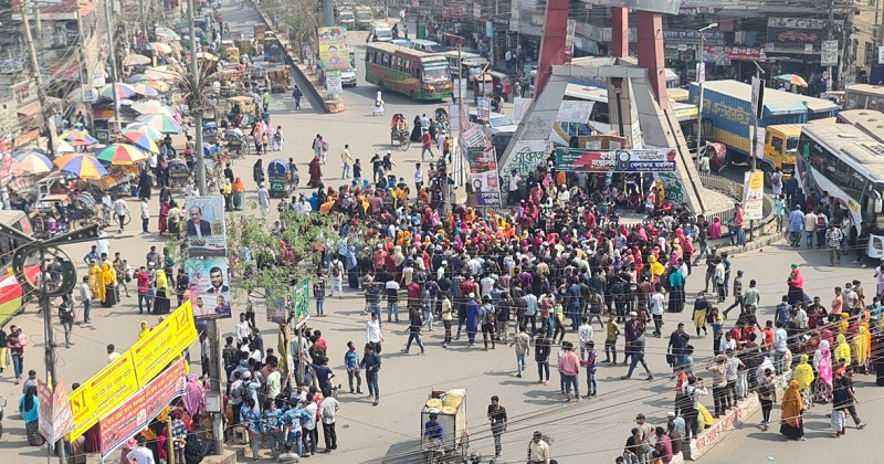 চাষাড়ায় পোষাক শ্রমিকদের সড়ক অবরোধ। ছবি: প্রতিনিধি