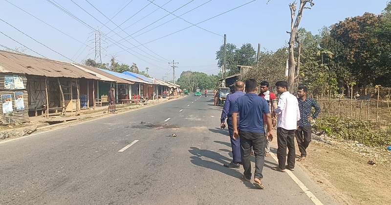 সড়কে আগুন দিয়েছে দুর্বৃত্তরা