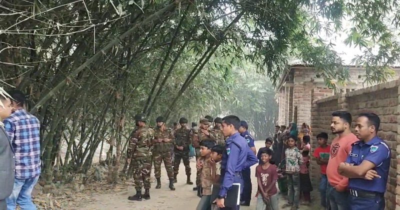 দর্শনায় ৭টি বোমার সন্ধানে আইন-শৃঙ্খলা রক্ষা বাহিনীর সদস্যরা। ছবি: প্রতিনিধি