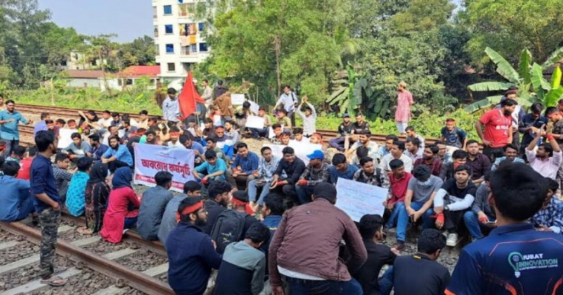 গাজীপুরে শিক্ষার্থীদের রেলপথ অবরোধ, উত্তরবঙ্গের সঙ্গে ঢাকার রেল যোগাযোগ বন্ধ