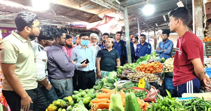 কুমিল্লায় বাজার দর নিয়ন্ত্রণে জেলা প্রশাসনের যৌথ অভিযান