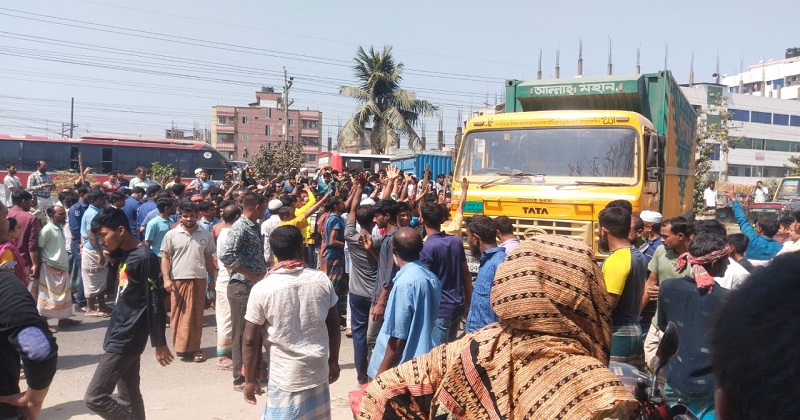 অটোচালক লিটন হত্যার অভিযোগে প্রায় চার ঘণ্টা মহাসড়ক অবরোধ। ছবি: প্রতিনিধি