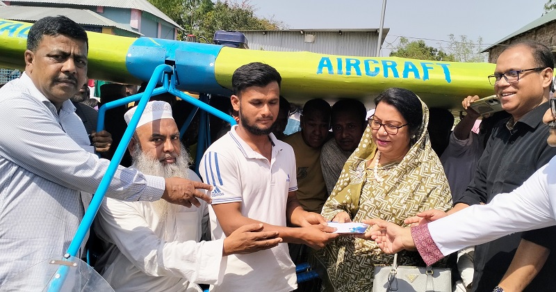 তরুণ উদ্ভাবক জুলহাস ও জেলা বিএনপির আহ্বায়ক আফরোজা খান রিতা। ছবি: প্রতিনিধি