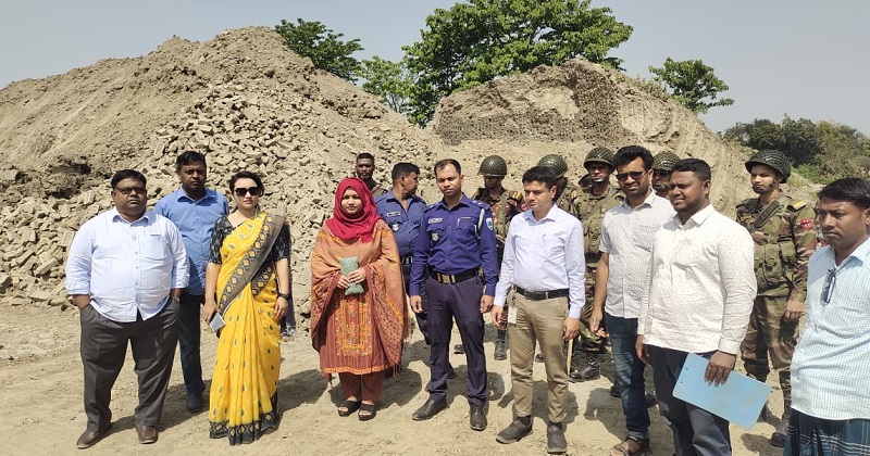 পাবনার ভাঙ্গুড়া উপজেলার মেসার্স রয়েল এন্টারপ্রাইজে অভিযান পরিচালনার সময়। ছবি: প্রতিনিধি