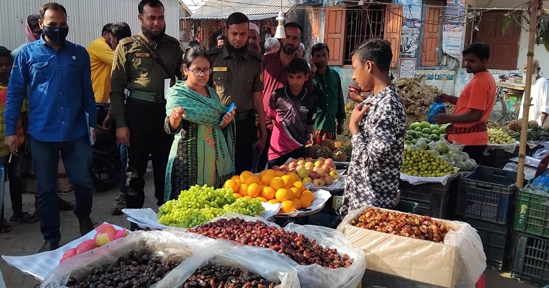 কালাইয়ে বাজার মনিটরিংয়ে উপজেলা নির্বাহী কর্মকর্তা শামিমা আক্তার জাহান। ছবি: প্রতিনিধি