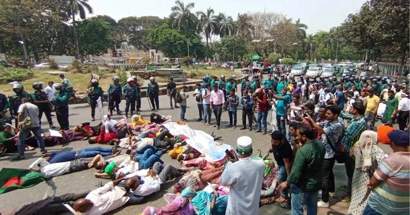 কাফনের কাপড় মুড়িয়ে সড়কে শুয়ে পড়েছেন শিক্ষকরা