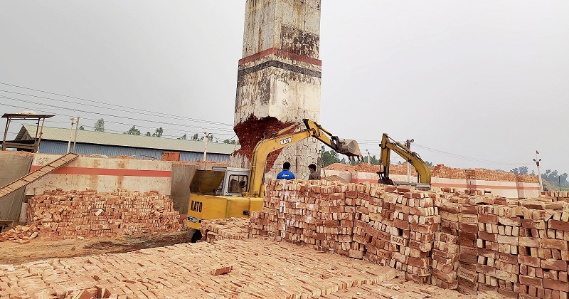 কালিগঞ্জে বিএনপি নেতার অবৈধ ইটভাটা গুড়িয়ে দিল প্রশাসন