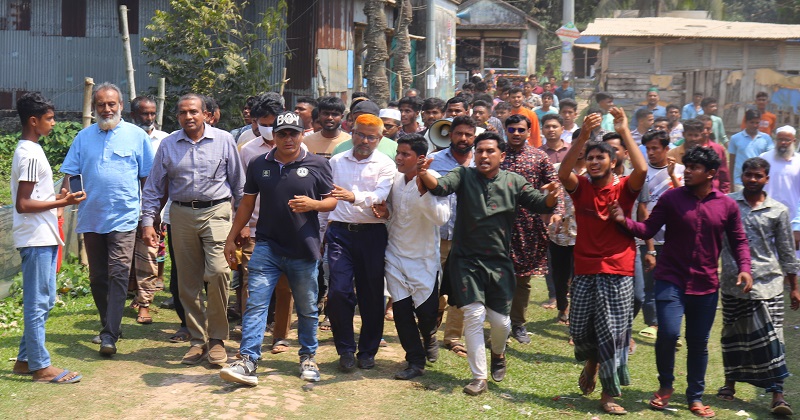 অধ্যক্ষের অপসারণের দাবিতে এলাকাবাসীর বিক্ষোভ