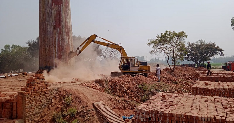 পত্নীতলায় দুই ইটভাটাকে অর্থদণ্ড ও বন্ধ ঘোষণা